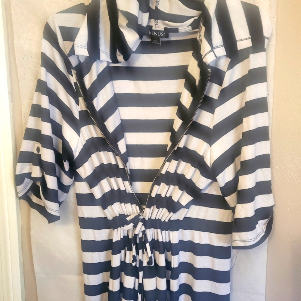 Venus - bathing suit cover up with zipper and hood. Great for windy beach Size L